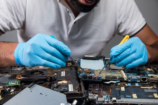 Technicien réparant un ordinateur portable